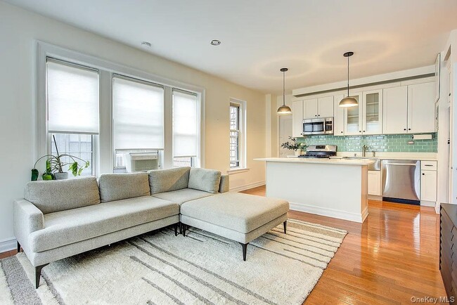 6 Burns St in Queens, NY - Building Photo - Building Photo