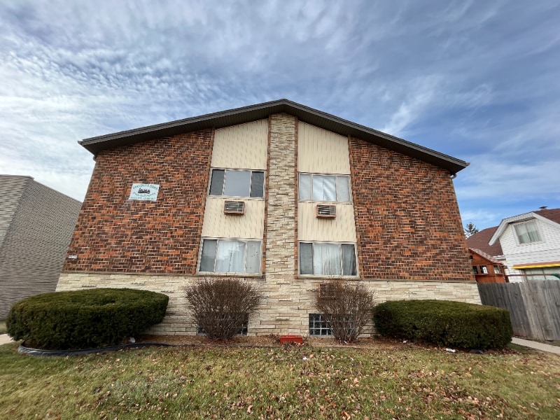 2111 S 60th St in West Allis, WI - Building Photo