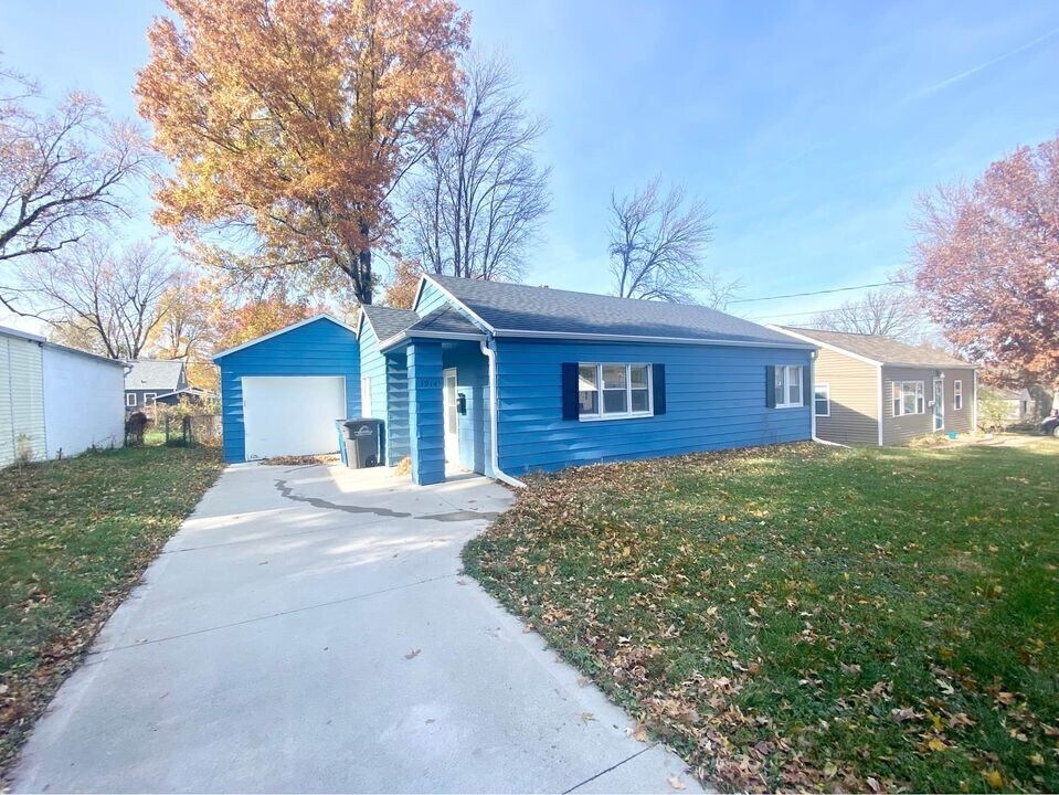 3914 53rd St in Des Moines, IA - Building Photo