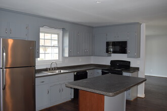 1218 Dana Ln in Colonial Heights, VA - Foto de edificio - Building Photo