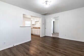 2506 N Elm St in Denton, TX - Foto de edificio - Building Photo