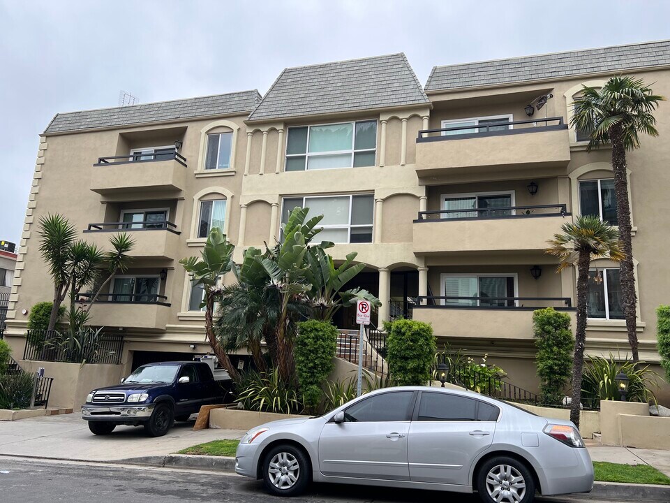 11646 Chenault St, Unit 12 in Los Angeles, CA - Foto de edificio