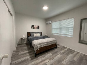 1117 Douglas Rd in Miami, FL - Building Photo - Building Photo