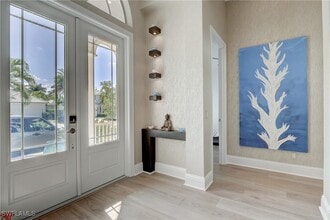 687 9th Ave S in Naples, FL - Foto de edificio - Building Photo