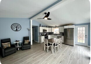 127 Potter Hill Rd in Westerly, RI - Building Photo - Building Photo