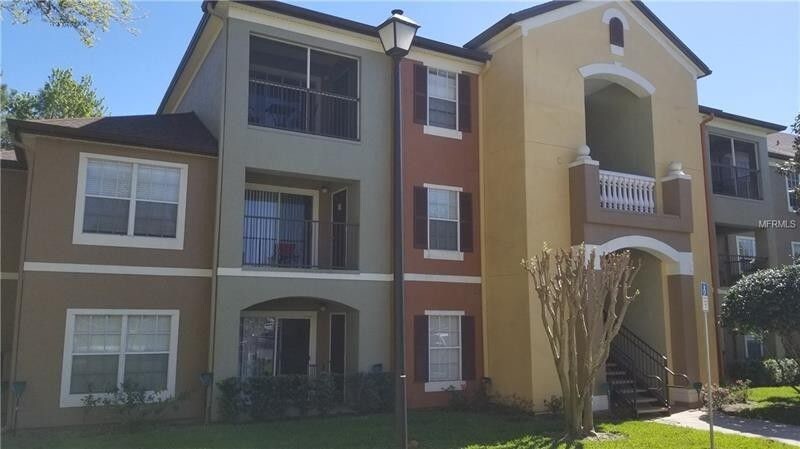 725 Crest Pines Dr in Orlando, FL - Building Photo