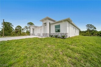 1153 Countess Ave in Lehigh Acres, FL - Building Photo - Building Photo