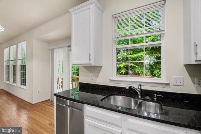 9308 Paul Dr in Manassas Park, VA - Foto de edificio - Building Photo