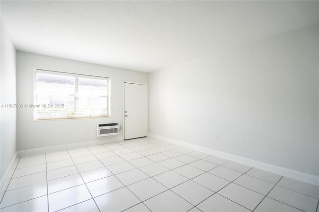 7829 Carlyle Ave in Miami Beach, FL - Building Photo - Building Photo