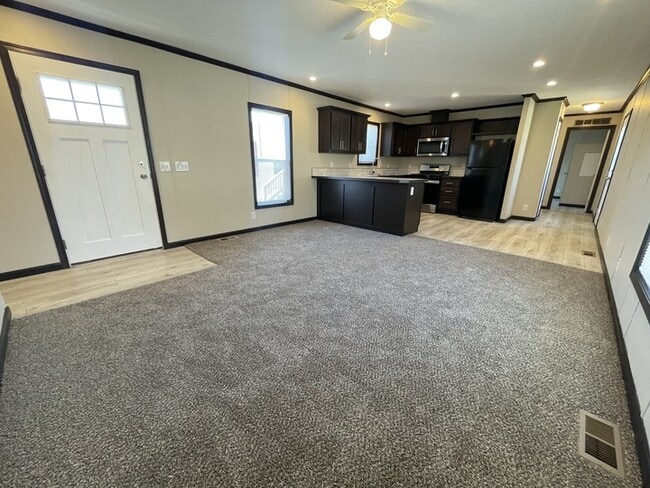 15861 Marentette Dr in Clinton Township, MI - Foto de edificio - Building Photo