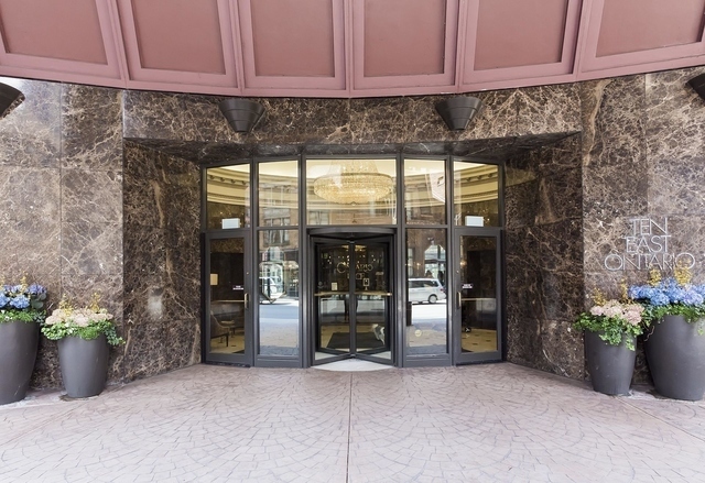 10 E Ontario St in Chicago, IL - Foto de edificio - Building Photo