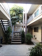 220 W Spazier Ave in Burbank, CA - Building Photo - Building Photo