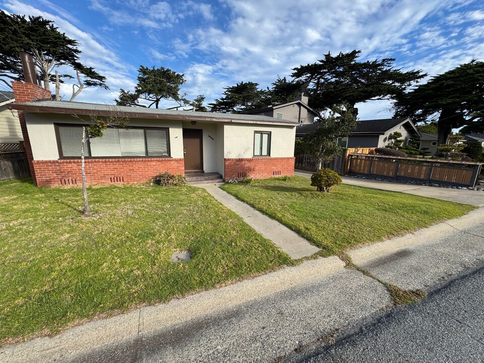 1054 Ripple Ave in Pacific Grove, CA - Building Photo