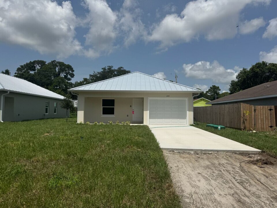 1365 24th Ave SW in Vero Beach, FL - Building Photo
