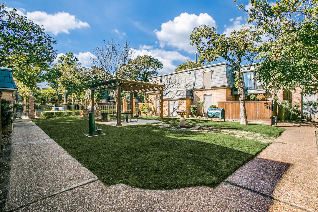 Brisa Galería Apartments in Houston, TX - Building Photo