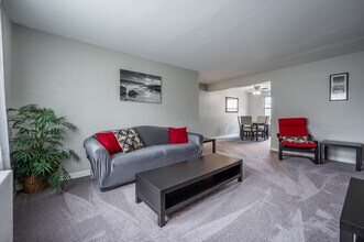 Alvern Gardens Apartments in Pittsburgh, PA - Building Photo - Building Photo