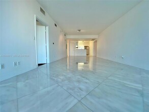 601 NE 36th St, Unit 1103 in Miami, FL - Building Photo - Building Photo