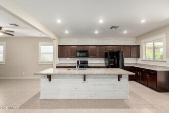 17163 W Orchid Ln in Waddell, AZ - Foto de edificio - Building Photo