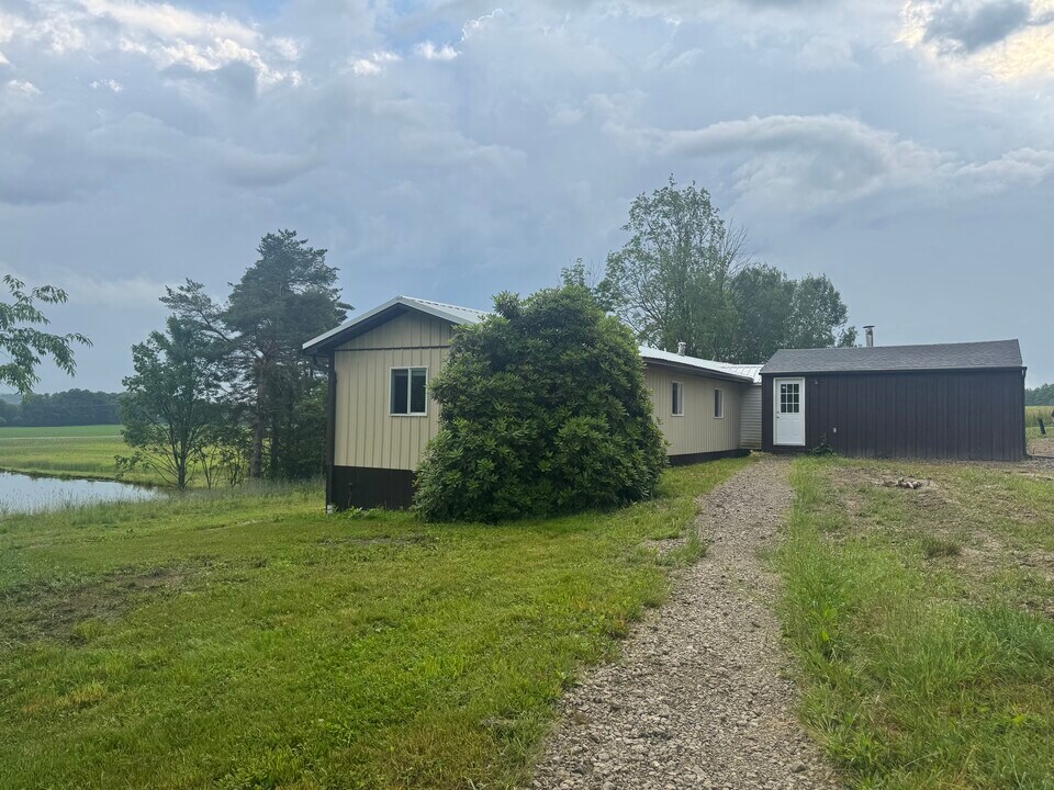 7235 Henrietta Rd in Springville, NY - Foto de edificio