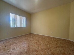 352 Pine Haven St in Las Vegas, NV - Building Photo - Building Photo