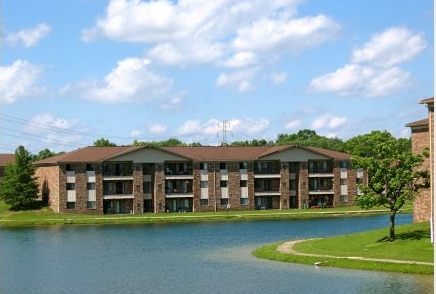 Crystal Lake Apartments in Shelby Township, MI - Foto de edificio