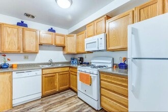 Greenbrook Apartments in Greenfield, WI - Foto de edificio - Building Photo