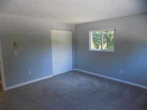 156L Capitol Hill Dr in Londonderry, NH - Building Photo - Building Photo