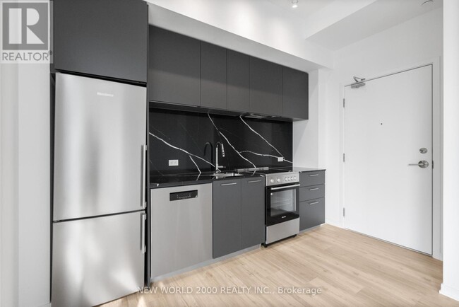 101-3101 Roehampton Ave in Toronto, ON - Building Photo - Building Photo