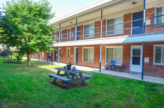 Lakeshore Apartments in St. Clair Shores, MI - Foto de edificio - Building Photo