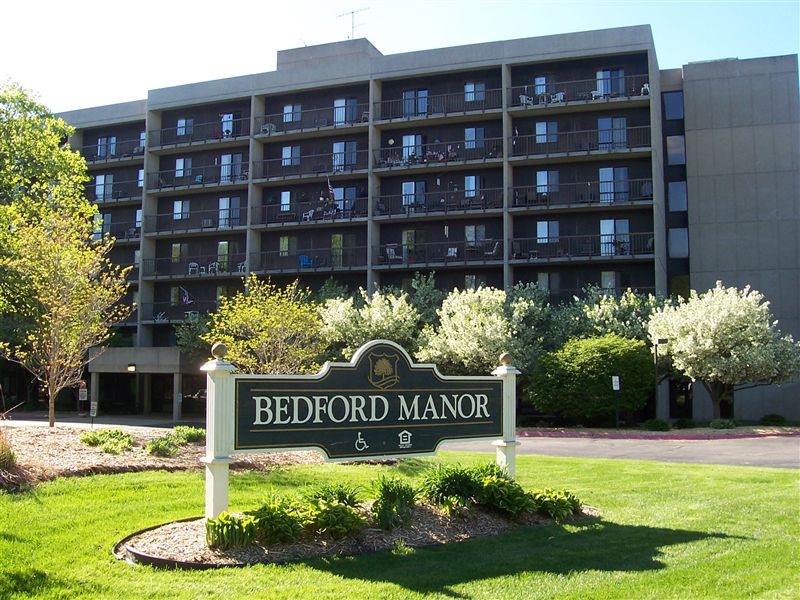 Bedford Manor Apartments in Springfield, MI - Foto de edificio