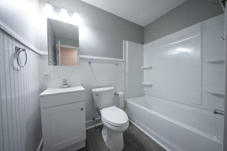 East Seneca Apartments in Vernon, NY - Foto de edificio - Building Photo