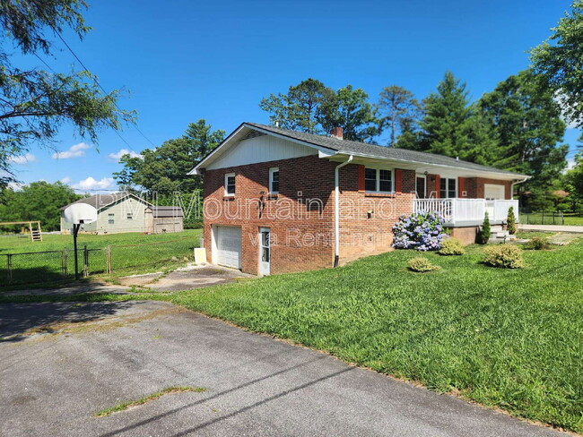 101 Anthony Dr in East Flat Rock, NC - Building Photo - Building Photo