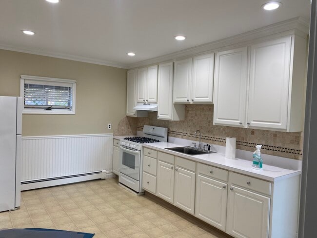 6 Birch Hill Rd, Unit A in Locust Valley, NY - Foto de edificio - Building Photo