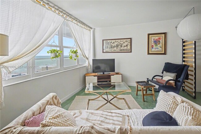 100 Lincoln Rd in Miami Beach, FL - Building Photo - Building Photo