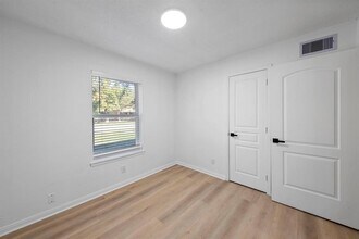 700 Lyle W Ave in Cleveland, TX - Building Photo - Building Photo