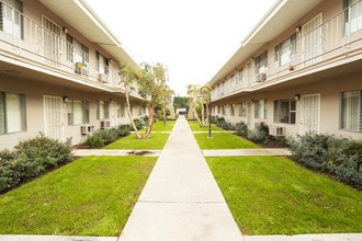 Cypress Pointe Apartments in La Habra, CA - Foto de edificio - Building Photo