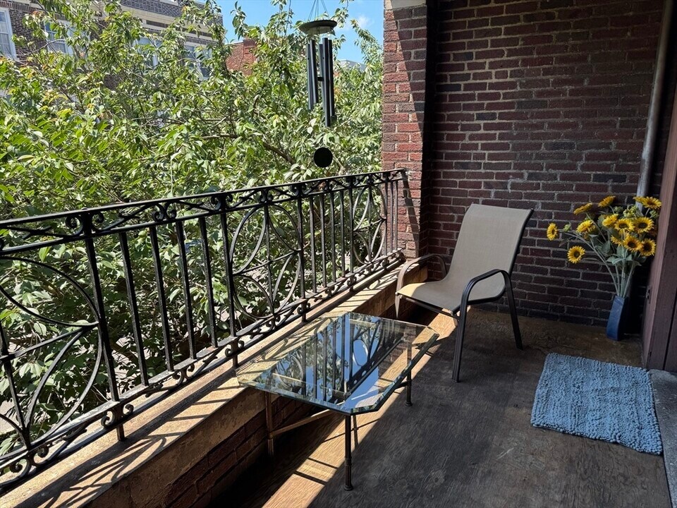 313 Summit Ave, Unit 5 in Boston, MA - Building Photo