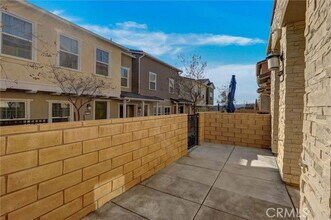 26417 Choral Ln in Santa Clarita, CA - Building Photo - Building Photo