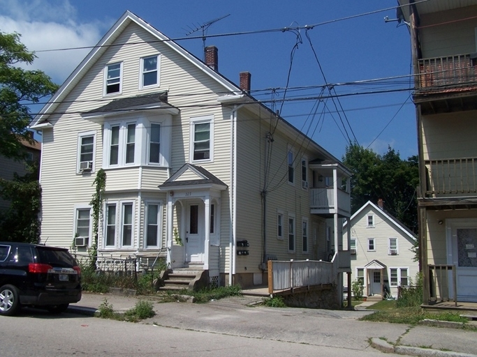 325-327 Grove St in Woonsocket, RI - Building Photo