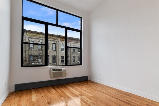 308 Troutman St-Unit -3-R in Brooklyn, NY - Building Photo - Building Photo