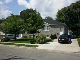 3404 Bloomfield Rd in Windsor, ON - Building Photo
