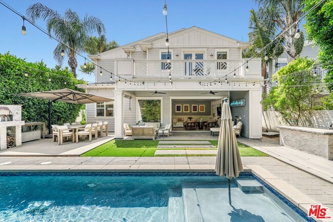 5002 Noble Ave in Los Angeles, CA - Foto de edificio - Building Photo