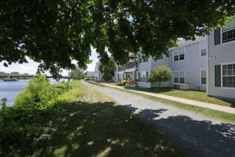 Riverwalk on the Hudson in Cohoes, NY - Foto de edificio - Building Photo