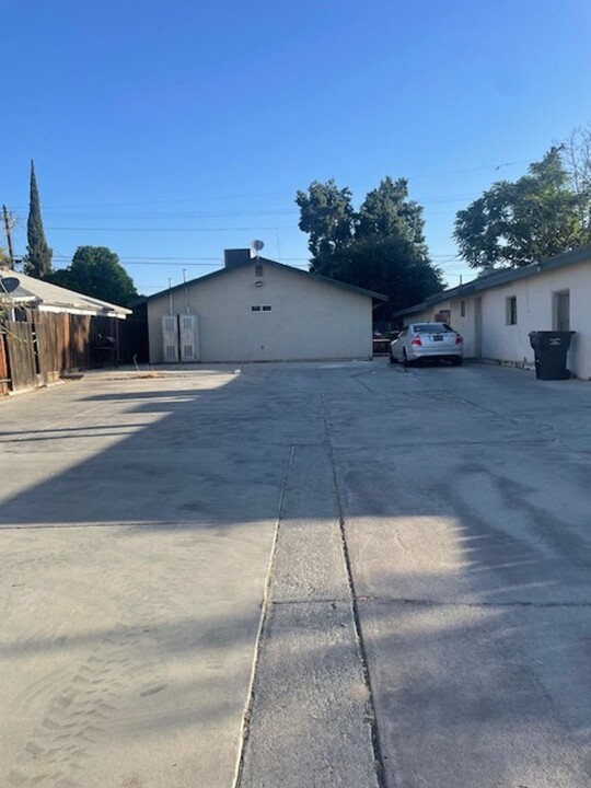 306 Woodrow Ave in Bakersfield, CA - Building Photo