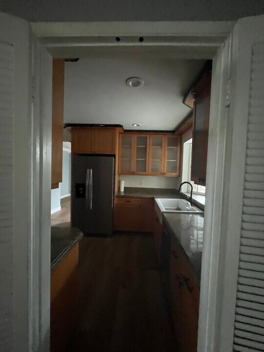 22240 Wyandotte St in Los Angeles, CA - Building Photo