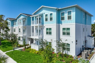 Bayou Court Apartments in St. Petersburg, FL - Foto de edificio - Building Photo
