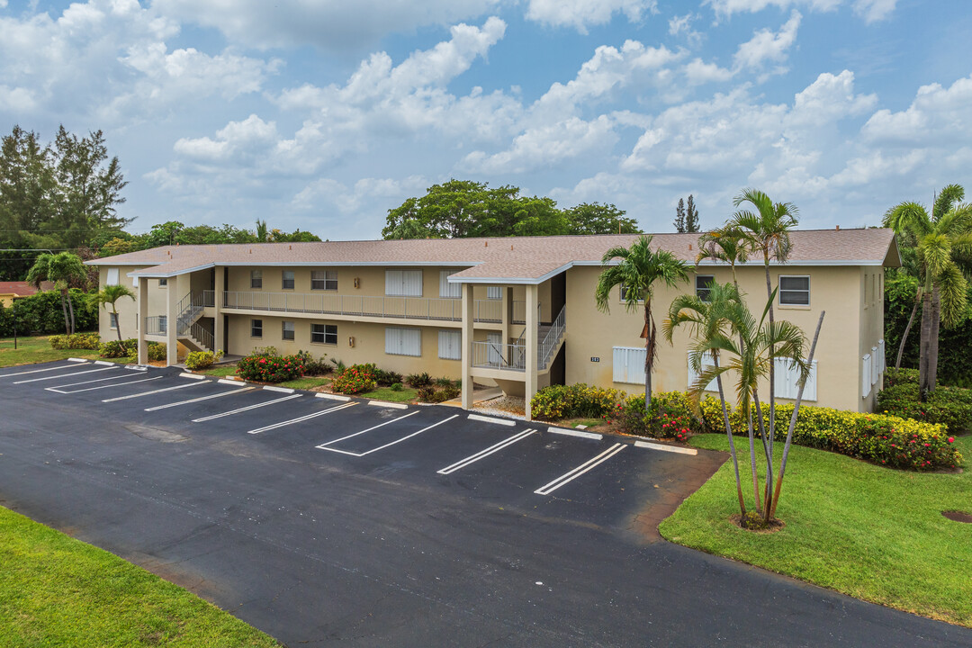 Four Sea Suns Condominiums in Boynton Beach, FL - Foto de edificio