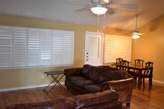 7410 Crystalglen Dr in Houston, TX - Building Photo - Building Photo