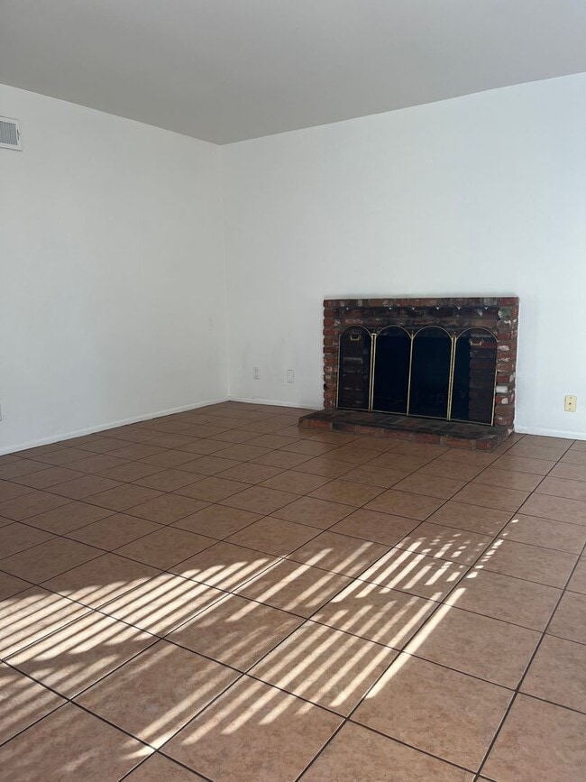 901 W Crestview St in Corona, CA - Building Photo - Building Photo