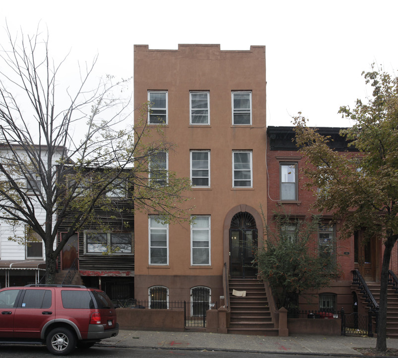 162 Washington Ave in Brooklyn, NY - Building Photo